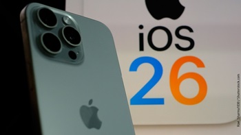 iPhone con logo di iOS 26